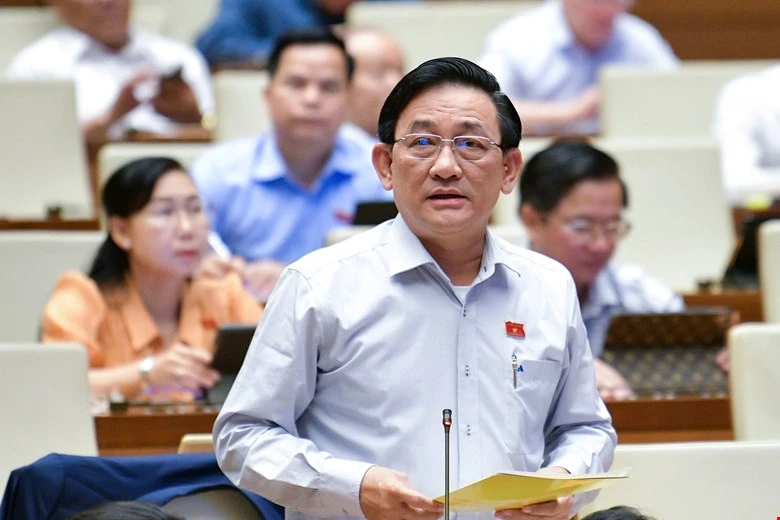 Bộ trưởng Nguyễn Mạnh Hùng.jpg