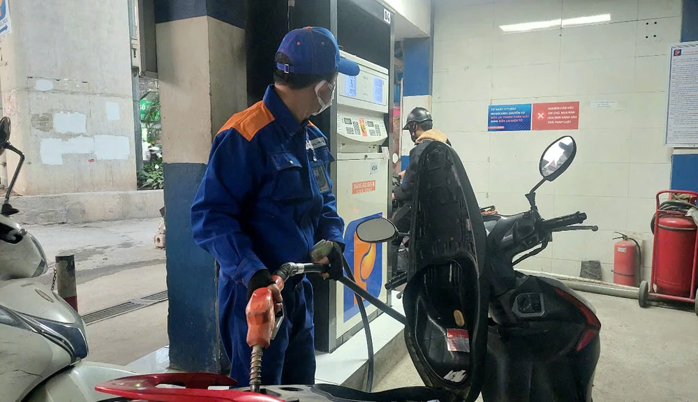 giá xăng tăng.jpg