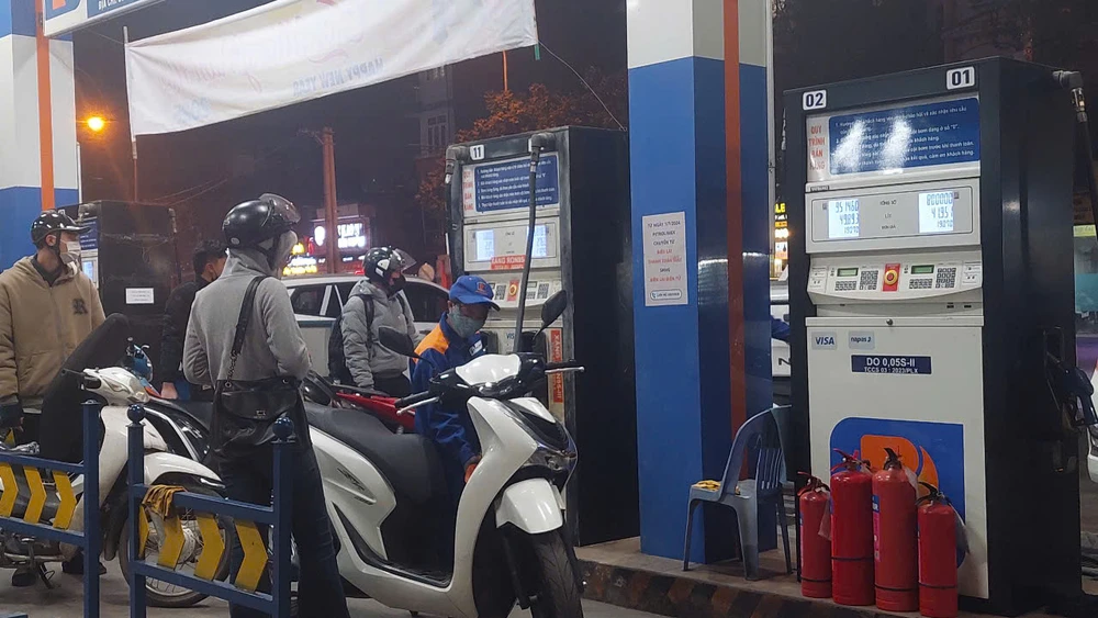 giá xăng tăng.jpg