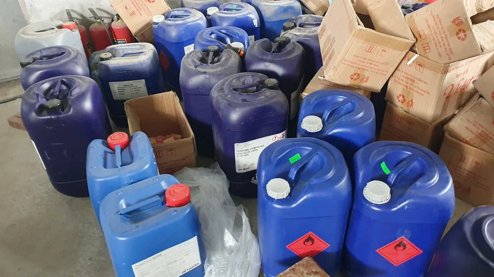 Nguyên liệu dùng sản xuất nước rửa chén, nước giặt tại hiện trường. Ảnh: DMS.