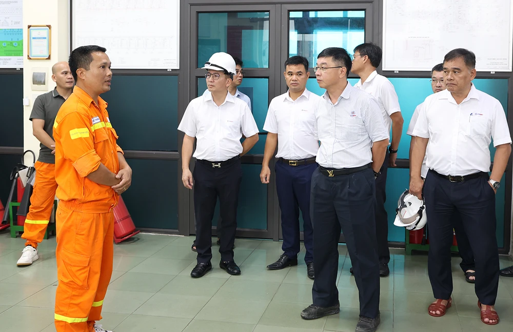 EVNNPT lập 2 đoàn công tác đến vùng tâm bão số 3 để kịp xử lý sự cố truyền tải.jpg