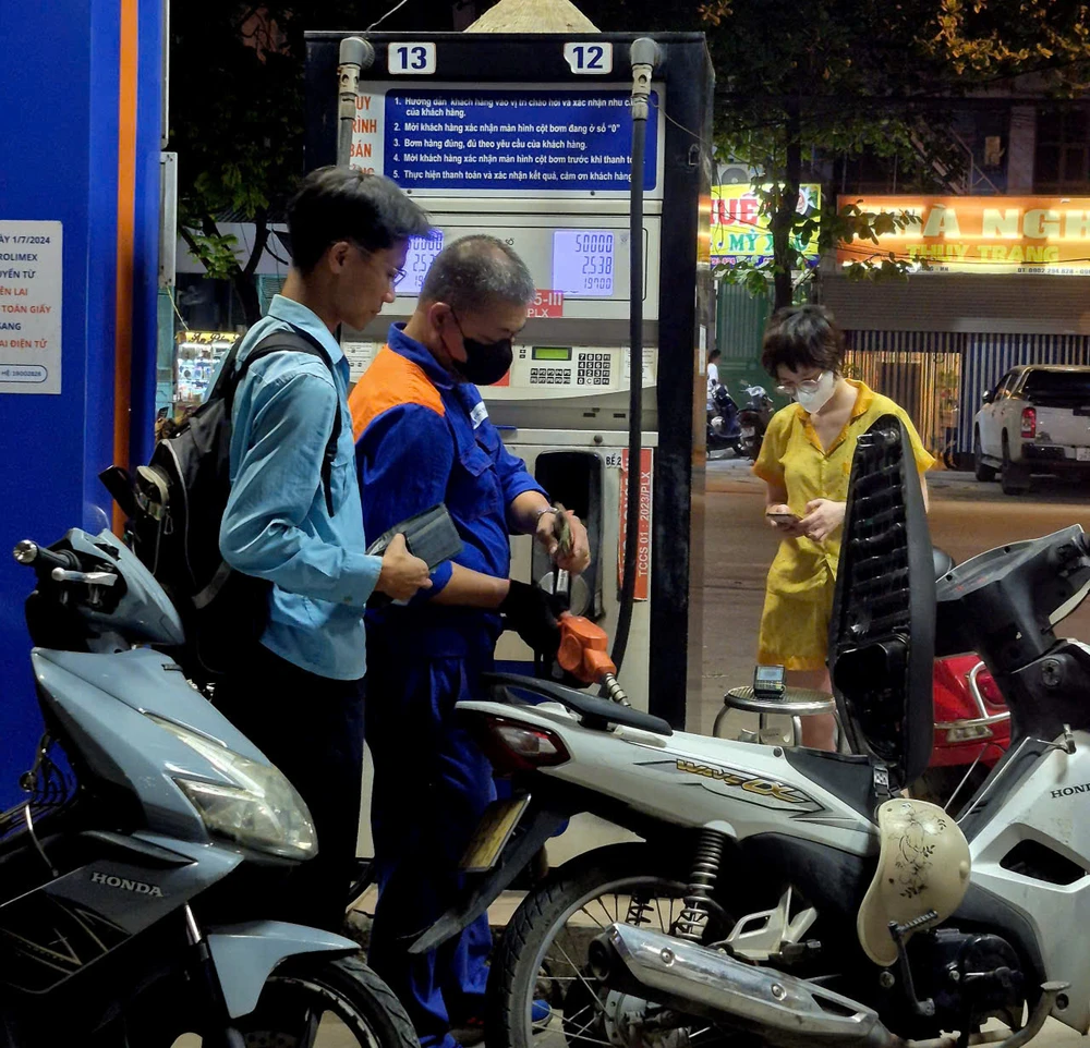 cửa hàng xăng dầu.jpg