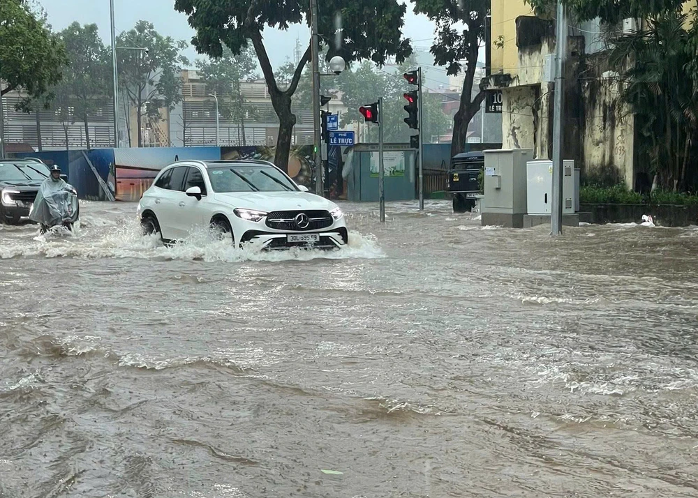 MƯA NHƯ TRÚT..jpg