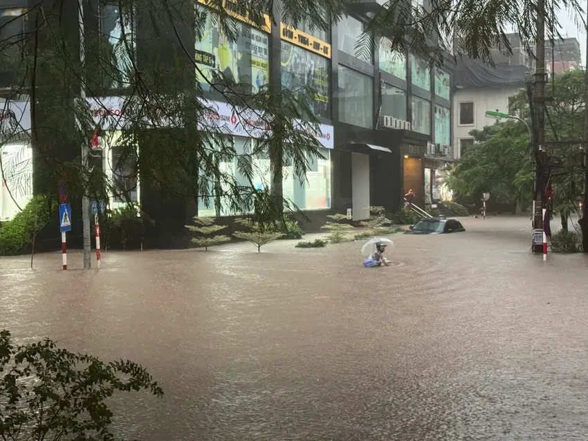 Nhiều người dân cho biết chưa bao giờ Hà Nội ngập nặng như thế