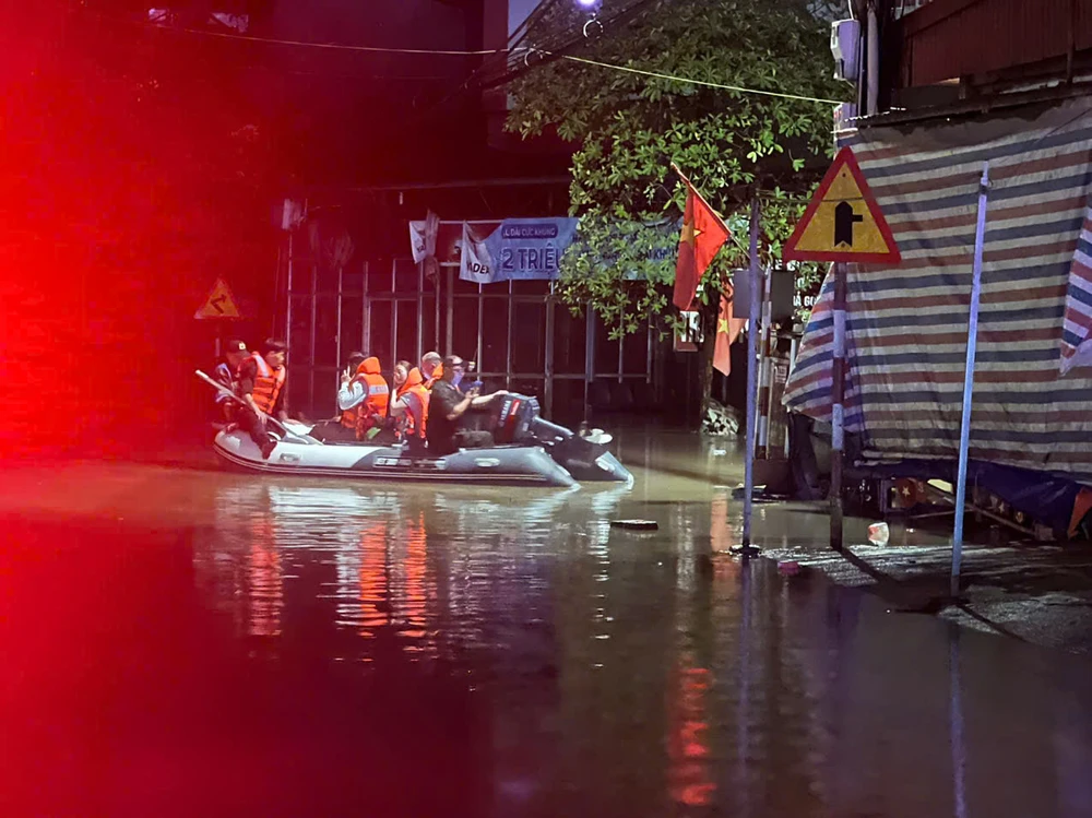 ủng hộ đồng bào bị thiệt hại do bão lũ