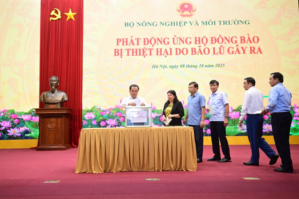 ủng hộ đồng bào bị thiệt hại do bão lũ..jpg