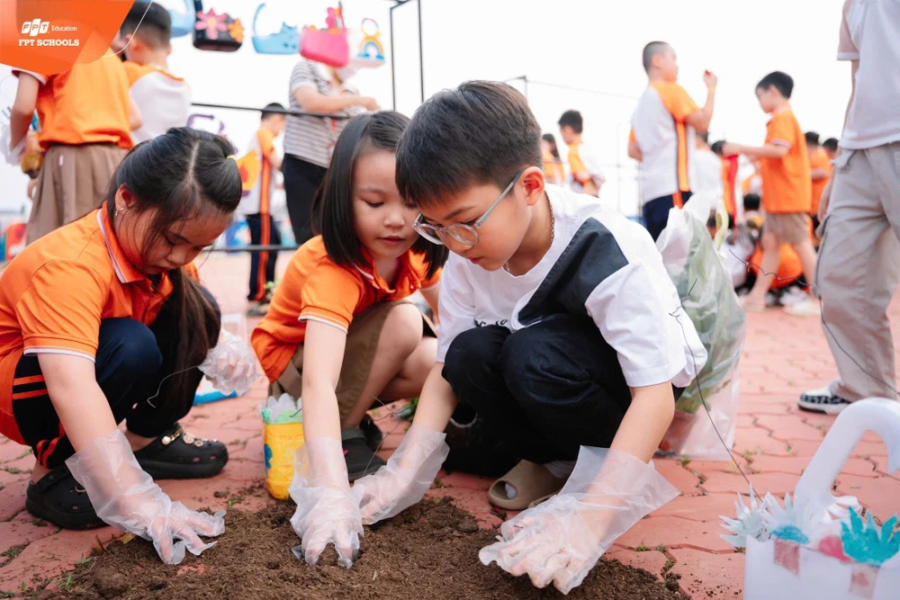 HS thưc hành trồng cây 2.jpg