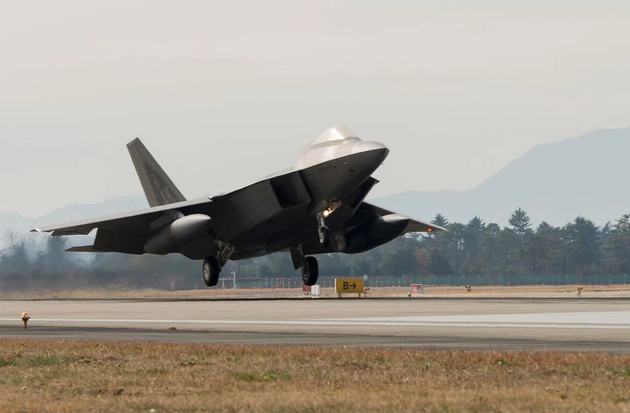 Đang tập trận, F-22 Mỹ 'chết đứng' trên đường băng ảnh 1