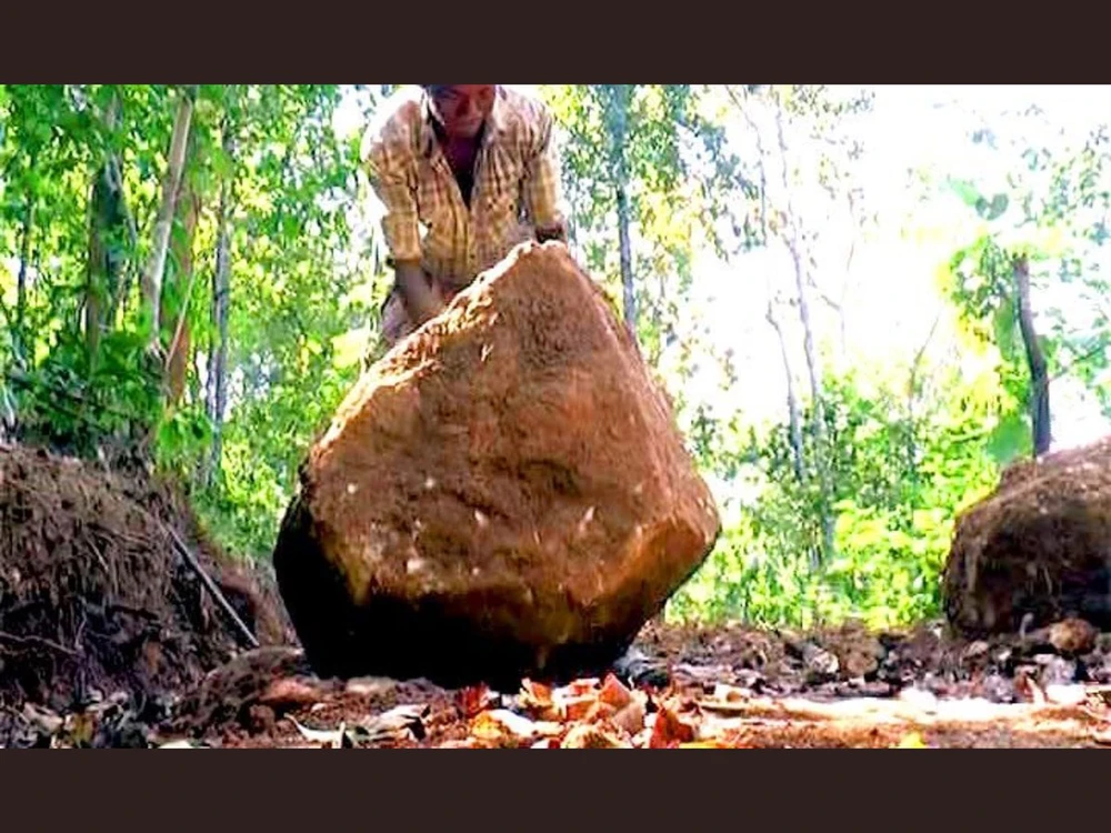 Người cha xẻ núi, đào 8 km đường cho con đến trường ảnh 2