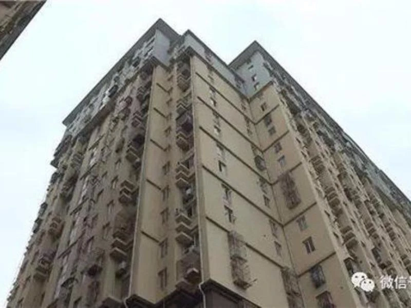 Tòa chung cư ghép đôi nơi cậu bé mạo hiểm nhảy dù.