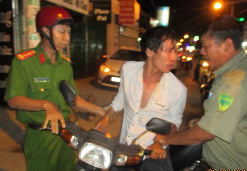 Quậy quán nhậu, xịt hơi cay vào bảo vệ khu phố ảnh 2