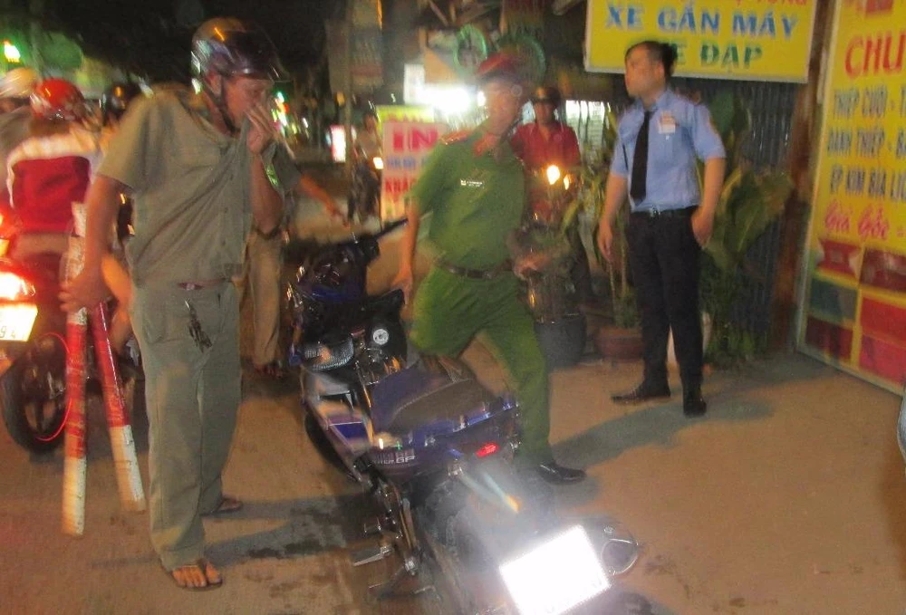 Quậy quán nhậu, xịt hơi cay vào bảo vệ khu phố ảnh 1