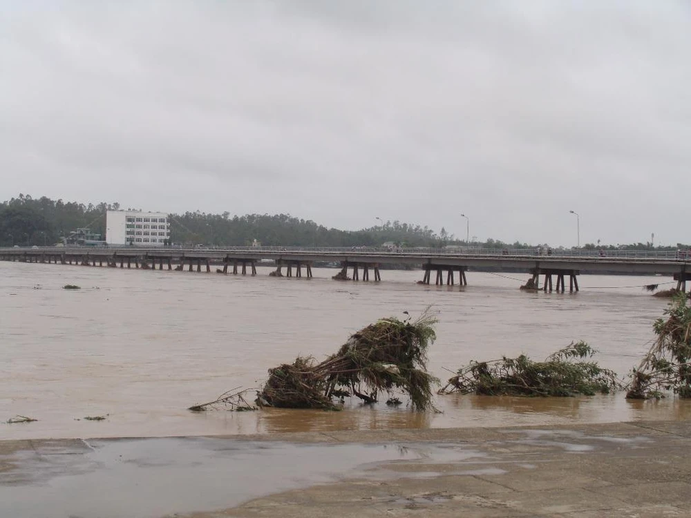 Nhiều nơi ở Quảng Ngãi có nguy cơ sạt lở núi ảnh 1