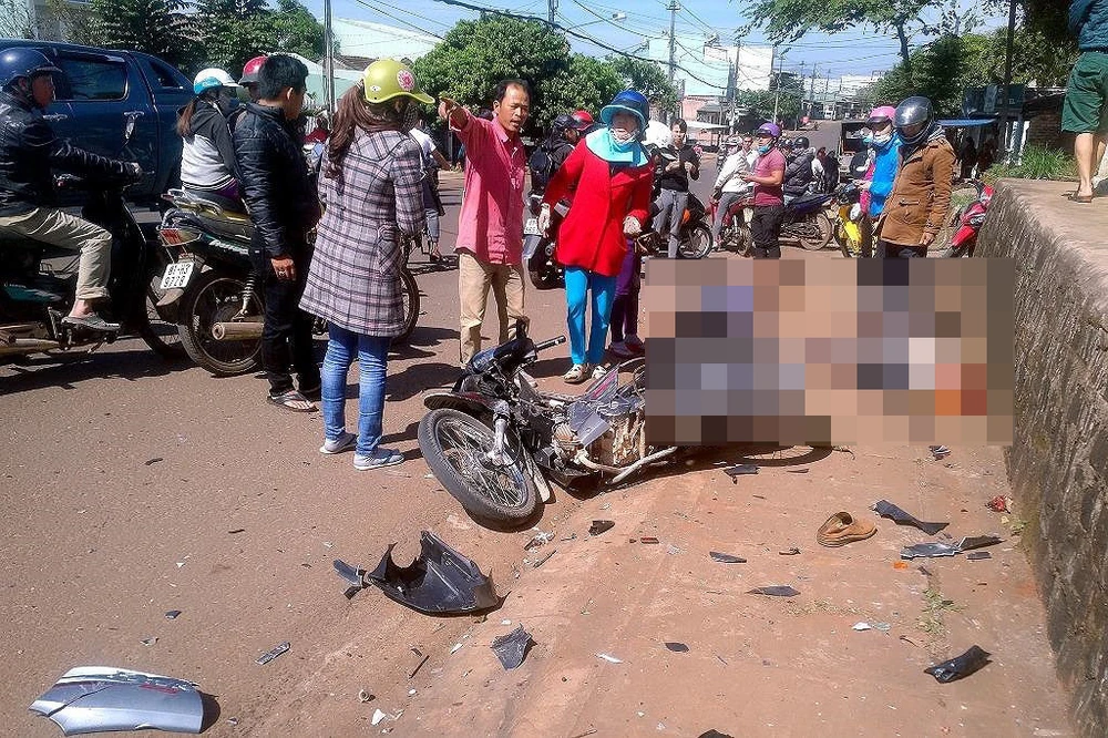 Ô tô 4 chỗ tông gục 2 người, lao cán tiếp xe máy ảnh 1