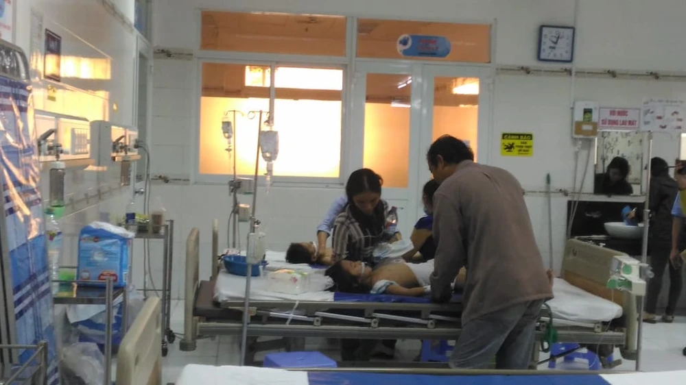 Diễn biến sức khỏe 3 em bé bị cha cho uống thuốc sâu ảnh 1