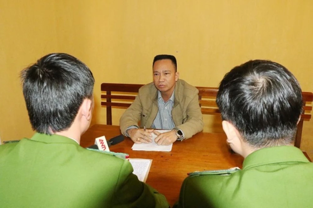 Tài xế rút súng dọa dân còn 'thủ' còng số 8, ảnh 1