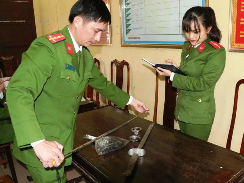 Tài xế rút súng dọa dân còn 'thủ' còng số 8, ảnh 2