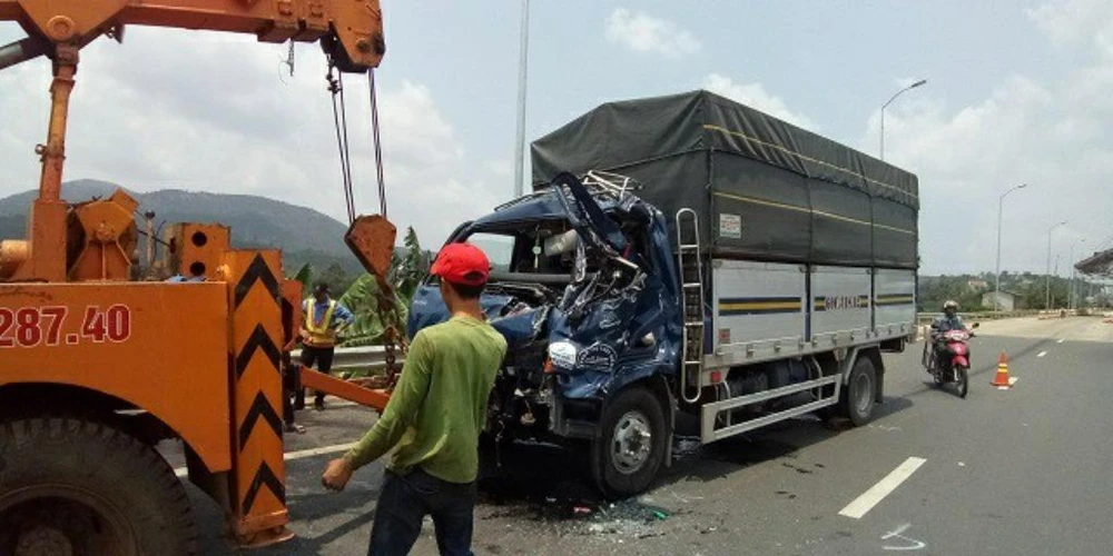 Tông xe tải ở trạm BOT, 1 tài xế tử vong