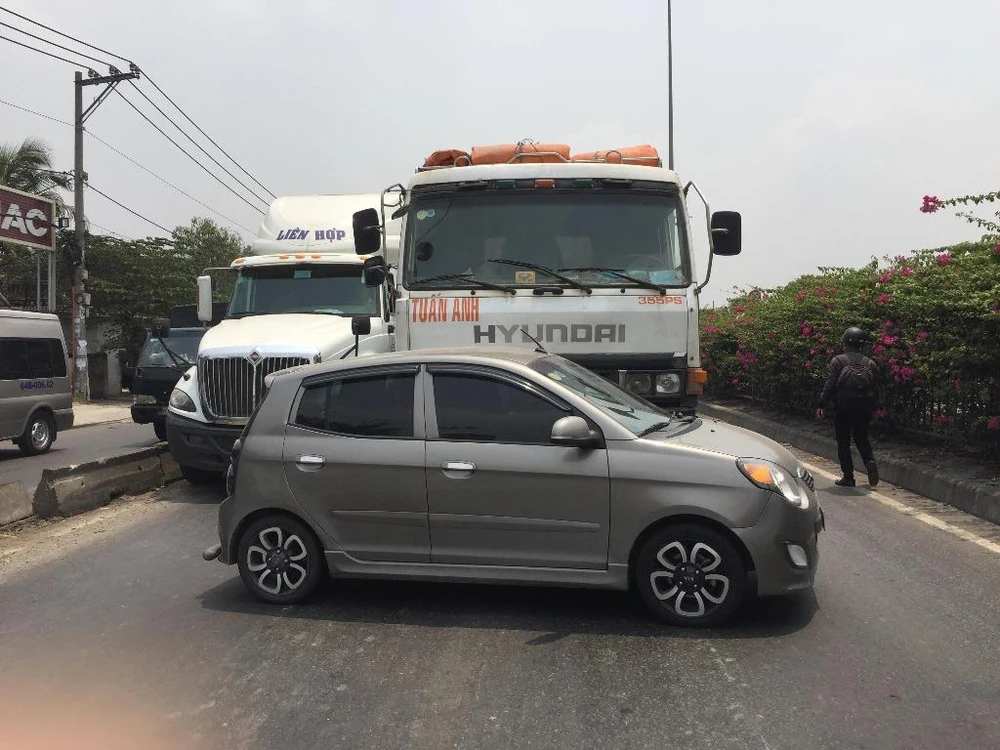 Quận 12: Sau va chạm, xế hộp nằm chắn ngang đầu xe tải ảnh 1