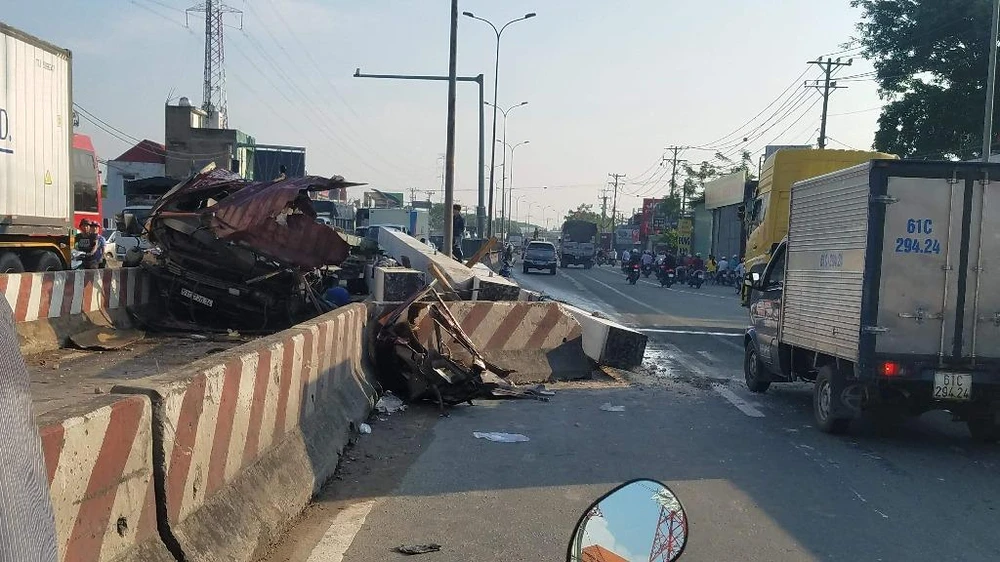 Hóc Môn: Xe đầu kéo bị cọc bê tông đè nát, tài xế trọng thương ảnh 1