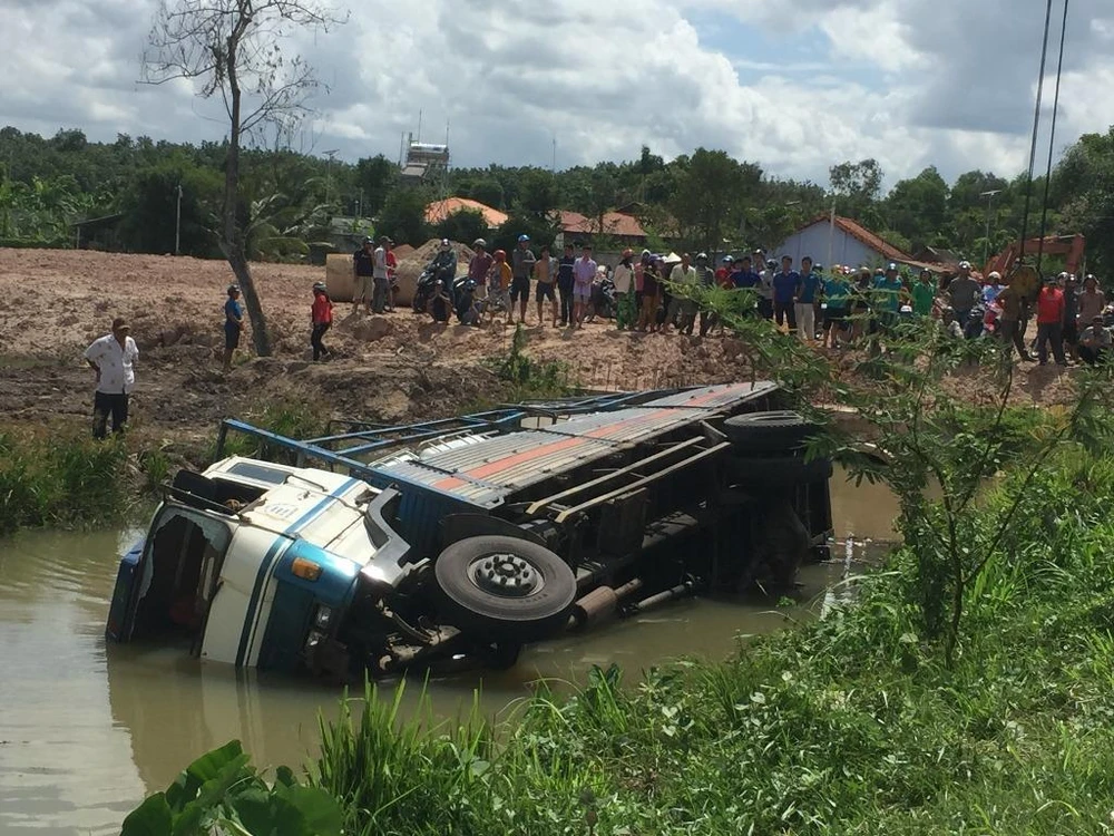 Tai nạn kinh hoàng ở Bình Dương, 3 người tử nạn ảnh 3