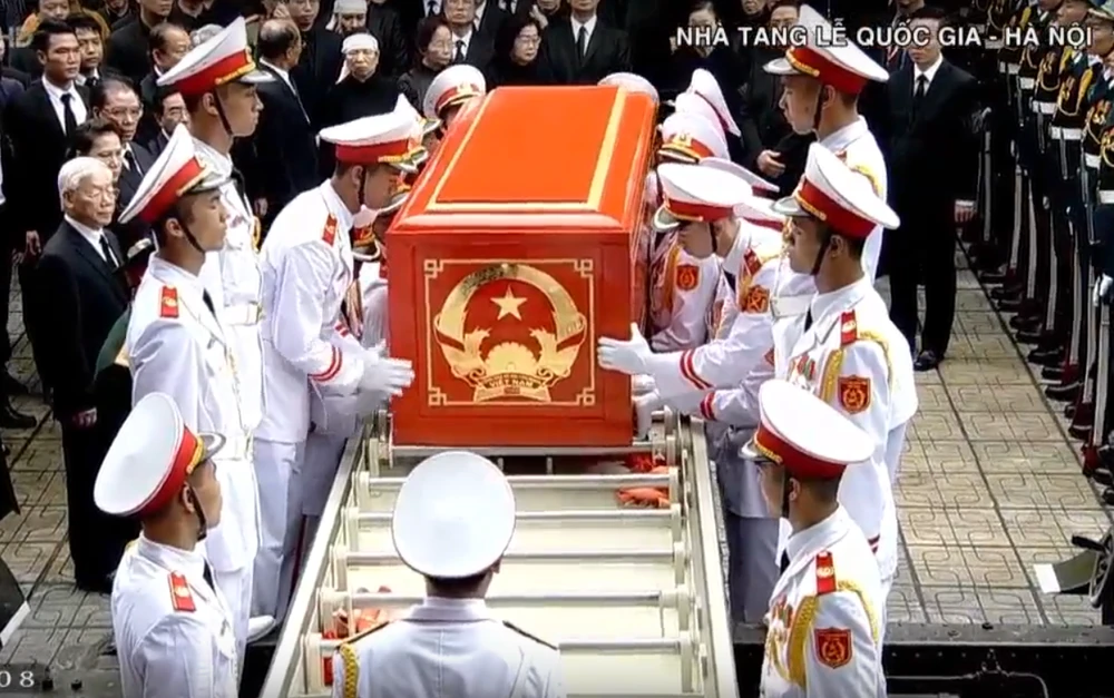 Hàng ngàn người tiễn đưa linh cữu Chủ tịch nước Trần Đại Quang ảnh 6