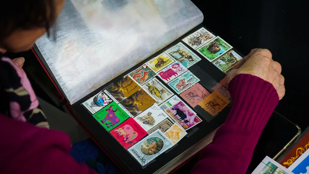 Người phụ nữ hơn 50 năm sưu tầm tem về 12 con giáp ảnh 2