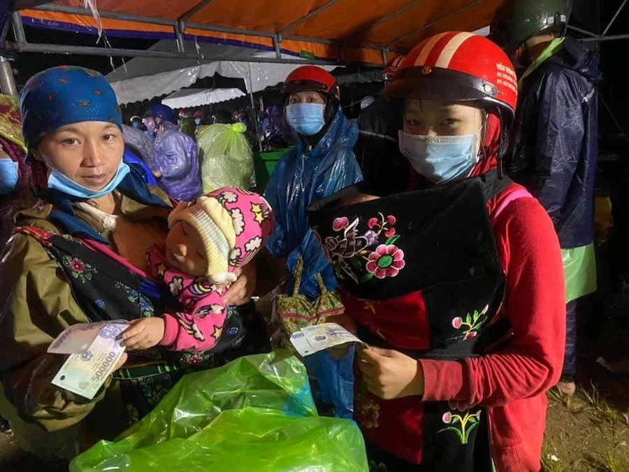 Người lớn, trẻ nhỏ vượt mưa gió hàng ngàn cây số về quê ảnh 11 Người lớn, trẻ nhỏ vượt mưa gió hàng ngàn cây số về quê ảnh 11