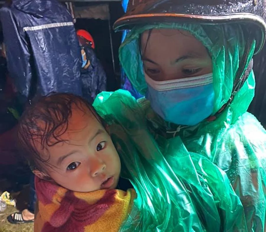 Người lớn, trẻ nhỏ vượt mưa gió hàng ngàn cây số về quê ảnh 12 Người lớn, trẻ nhỏ vượt mưa gió hàng ngàn cây số về quê ảnh 12