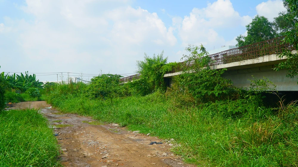 Công trường vắng lặng không có bóng công nhân thi công