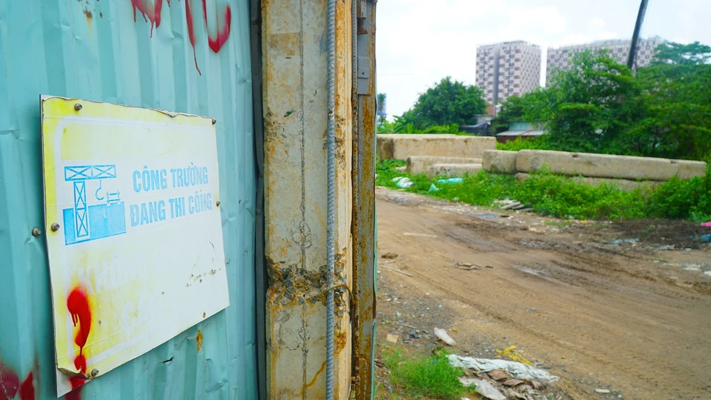 Khu vực cổng công trường trên đường Bình Phú, phường Tam Phú, TP Thủ Đức
