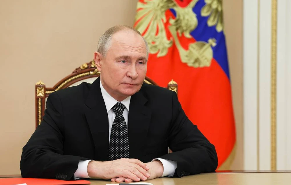 Ông Putin tuyên bố đòn không kích bằng tên lửa siêu thanh Oreshnik là để đáp trả các cuộc tấn công của Ukraine vào các cơ sở quân sự nằm trên lãnh thổ Nga. Tổng thống Nga nhắc lại việc các lực lượng Kiev đã tiến hành những cuộc tấn công vào đất Nga bằng các vũ khí tầm xa như tên lửa ATACMS (Mỹ sản xuất) và Storm Shadow (Anh và Pháp sản xuất).