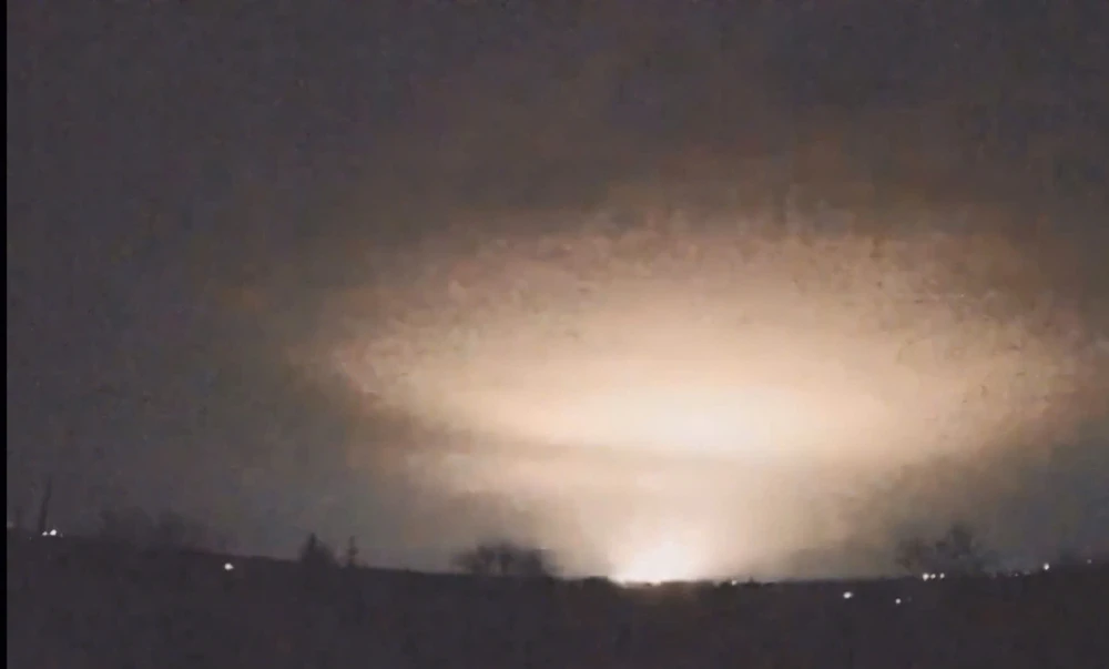 Khoảnh khắc được cho là tên lửa Nga lao xuống TP Dnipro (Ukraine) ngày 21-11.