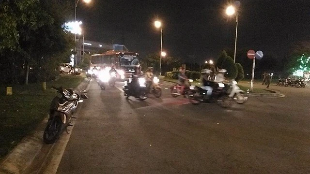 Xe tải va quẹt xe máy, lật ngang trên QL13 ảnh 4