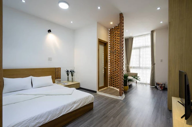 Nhà ống Sài Gòn đẹp nhờ góc giếng trời - ảnh 10