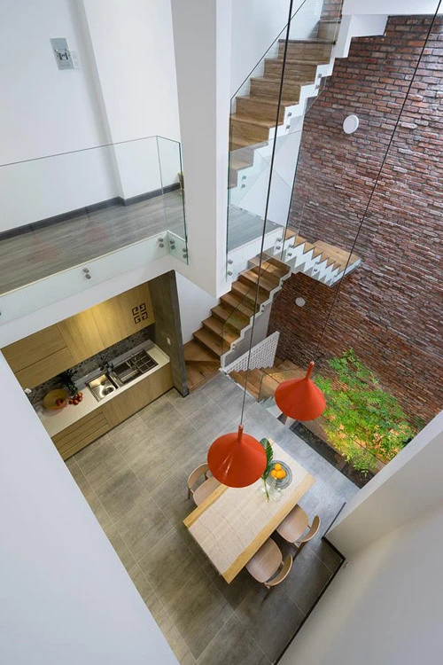 Nhà ống Sài Gòn đẹp nhờ góc giếng trời - ảnh 6