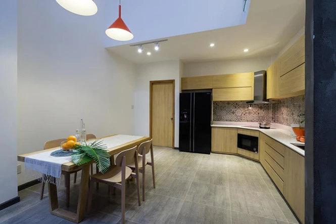 Nhà ống Sài Gòn đẹp nhờ góc giếng trời - ảnh 8