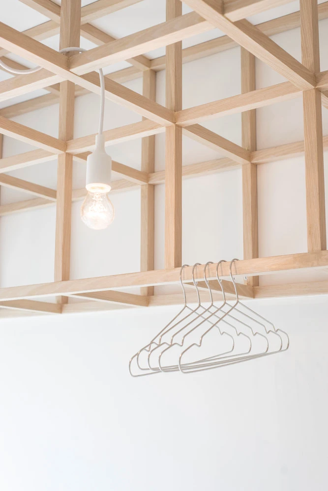 Căn hộ tối giản ấm áp với nhiều lớp nội thất gỗ hình ảnh 14 Can ho toi gian am ap voi nhieu lop noi that go hinh anh 14