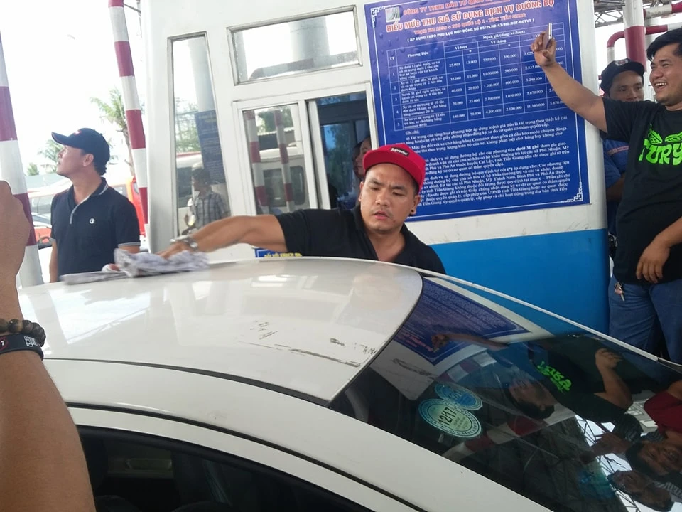 Tài xế uất ức, BOT Cai Lậy đóng-xả-đóng-xả liên tục ảnh 1