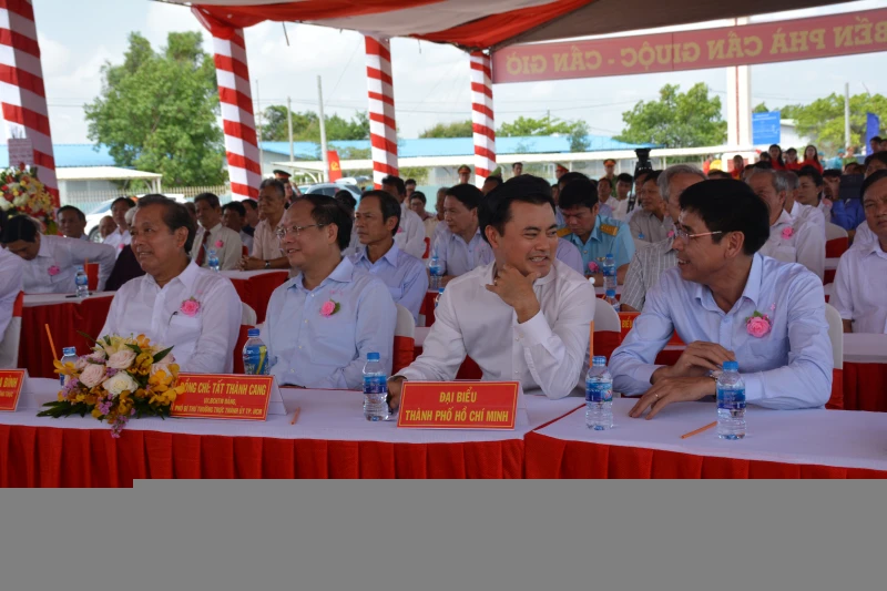 Phó Thủ tướng Thường trực Trương Hòa Bình cùng các đại biểu dự lễ khánh thành bến phà Cần Giờ-Cần Giuộc DSC_5928