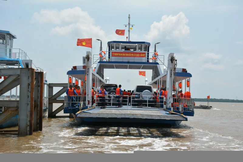 Bến phà phục vụ xe hai bánh, ô tô tải có trọng tải 3,5 tấn hoặc ô tô khách dưới 16 chỗ ngồi DSC_5940