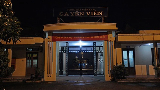 Chỉ còn 5 phút đoàn tàu mang số hiệu 51501 khởi hành đi Hạ Long sẽ xuất phát, cổng ga Yên Viên, Hà Nội hiu hắt không một bóng hành khách.