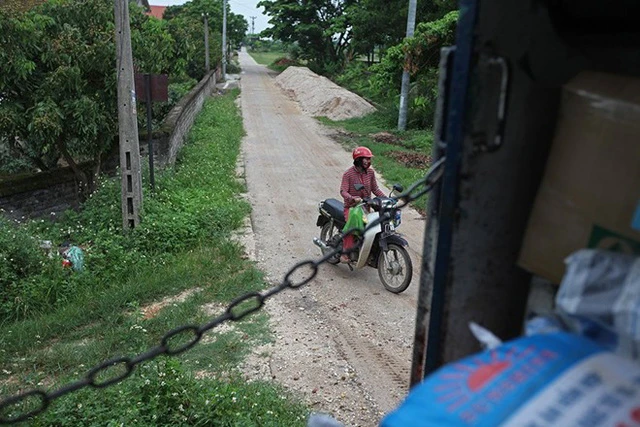 Đoàn tàu 51501 đã phải phanh gấp để tránh gây tai nạn do người phụ nữ này khi định vượt qua đường sắt mà không quan sát. Trên toàn tuyến đường sắt này có rất nhiều đường ngang dân sinh không hề có rào chắn hay biển báo. Ông Nguyễn Bá Vịnh, đội trưởng đội tàu phụ trách tuyến Yên Viên - Hạ Long cho biết trước đây khi tàu chạy 1 ngày/chuyến, mỗi tuần trung bình xảy ra 3 vụ tai nạn. Từ khi tàu giảm xuống còn mỗi tuần/chuyến, số vụ tai nạn giảm hơn trước.