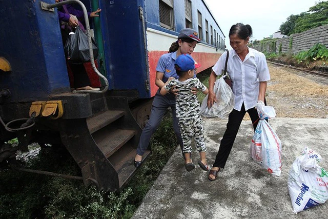 Do chỉ có một toa chở hành khách nên cũng chỉ có duy nhất 1 người soát vé cũng như đưa đón khách là chị Hoàng Thị Phương Thanh.