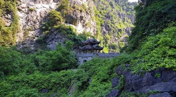 Tương truyền nơi đây trước kia là nơi vua Đinh Tiên Hoàng từng nuôi hổ báo, xây pháp trường, đồng thời có ngôi chùa Thái hậu Dương Vân Nga tu hành cuối đời. Ảnh: @rosalie703