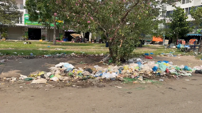 Xả Rác : Nỗi ám ảnh của người dân quanh chợ Đầu mối NSTP Hóc Môn