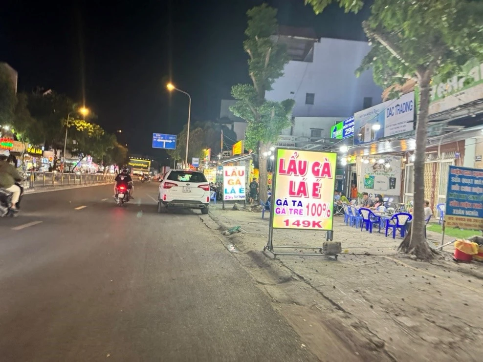 Vỉa hè, lòng lề đường thành chợ trời: người đi bộ đi đâu?