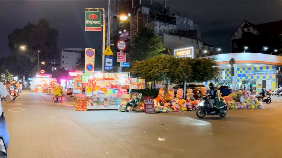 Vỉa hè, lòng lề đường thành chợ trời: người đi bộ đi đâu?