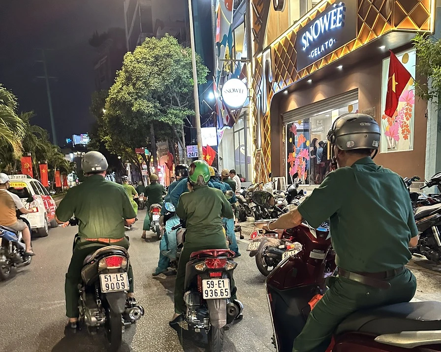 Phố ẩm thực Phan Xích Long sôi động chuẩn bị đón Tết Nguyên Đán