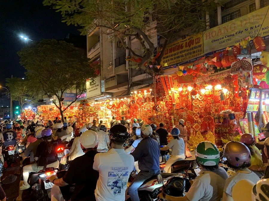 Phố Hải Thượng Lãn Ông rực rỡ sắc đỏ đón Tết